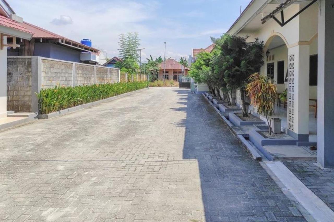 Oyo 93051 Wisma Syariah Buloe Near Lapangan Abubakar Lambogo Batili Enrekang Exterior photo